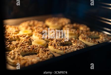 Anelli di sabbia di arachidi cotti nel forno. Foto Stock
