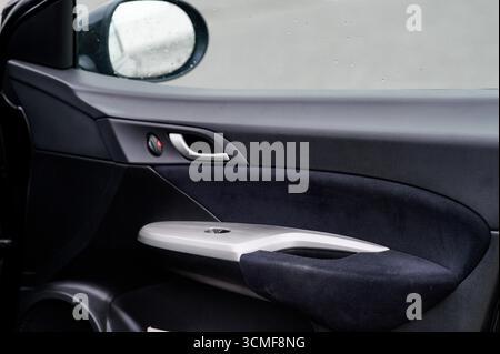 Bracciolo interno Honda Civic UFO VIII, lato passeggero, disposizione orizzontale, primo piano, ambiente diurno, dettagli del design dell'auto, stile di vita moderno, prodotti automobilistici Foto Stock