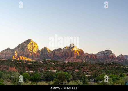 Il tramonto dorato illumina le formazioni rocciose rosse di Sedona e il paesaggio panoramico del deserto Foto Stock