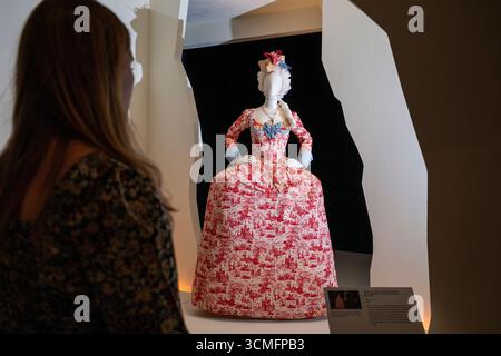 [EMBARGO fino al 00,01 17 settembre 2025]. Londra, Regno Unito. 16 settembre 2025. «Abito, cappello e accessori indossati da Elle Fanning in the Great, stagione 3, episodio 3» di Sharon Long, 2023, in anteprima di Marie Antoinette Style, la prima mostra del Regno Unito sulla regina francese Maria Antonietta. La mostra al V&A di South Kensington esplora le origini e l'influenza della regina più alla moda (e sfortunata) e delle prime celebrità moderne. Lo spettacolo si svolge dal 20 settembre 2025 al 22 marzo 2026. Crediti: Stephen Chung / Alamy Live News Foto Stock