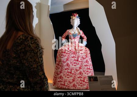 [EMBARGO fino al 00,01 17 settembre 2025]. Londra, Regno Unito. 16 settembre 2025. «Abito, cappello e accessori indossati da Elle Fanning in the Great, stagione 3, episodio 3» di Sharon Long, 2023, in anteprima di Marie Antoinette Style, la prima mostra del Regno Unito sulla regina francese Maria Antonietta. La mostra al V&A di South Kensington esplora le origini e l'influenza della regina più alla moda (e sfortunata) e delle prime celebrità moderne. Lo spettacolo si svolge dal 20 settembre 2025 al 22 marzo 2026. Crediti: Stephen Chung / Alamy Live News Foto Stock