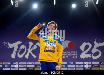 Tokyo, giapponese. 16 settembre 2025. TOKYO, Giappone. Armand Duplantis, svedese, riceve la sua medaglia d'oro nel vault durante i Campionati mondiali di atletica leggera al Japan National Stadium di Tokyo, Giappone. Foto: Christine Olsson/TT/codice 10430 credito: TT News Agency/Alamy Live News Foto Stock