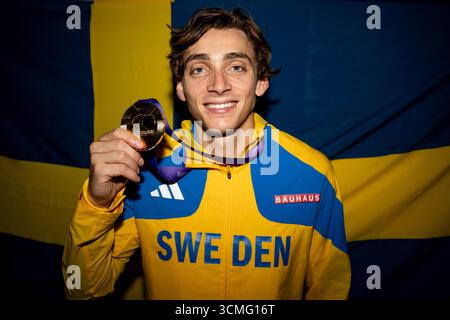 Tokyo, giapponese. 16 settembre 2025. TOKYO, Giappone. Armand Duplantis, svedese, riceve la sua medaglia d'oro nel vault durante i Campionati mondiali di atletica leggera al Japan National Stadium di Tokyo, Giappone. Foto: Christine Olsson/TT/codice 10430 credito: TT News Agency/Alamy Live News Foto Stock