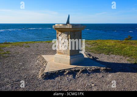 Meridiana orizzontale sul bordo delle scogliere Panga sulla costa settentrionale dell'isola estone di Saaremaa nel Mar Baltico Foto Stock