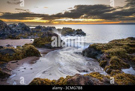 Rosemarkie Beach, Black Isle, Scozia. Esposizione prolungata all'alba. Foto Stock