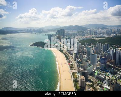 Haeundae Beach è una destinazione turistica a Busan, Corea del Sud, conosciuta per i suoi 1,5 km di sabbia bianca, le acque poco profonde e l'atmosfera vibrante Foto Stock
