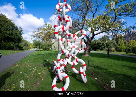 Londra, Regno Unito, 16 settembre 2025, Frieze Sculpture 2025, la tredicesima edizione della celeberrima iniziativa di arte pubblica gratuita nel Regent's Park di Londra. Si svolge dal 17 settembre al 2 novembre. Il tema di quest'anno sono le ombre con quattordici sculture di vari artisti internazionali curate da Fatoș Üstek. Installazione: Elmgreen & Dragset - Life Rings, Fig 3 (2023)., Andrew Lalchan Photography/Alamy Live News Foto Stock