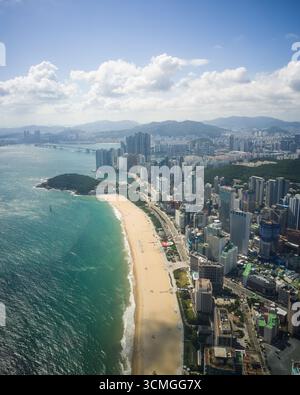 Haeundae Beach è una destinazione turistica a Busan, Corea del Sud, conosciuta per i suoi 1,5 km di sabbia bianca, le acque poco profonde e l'atmosfera vibrante Foto Stock