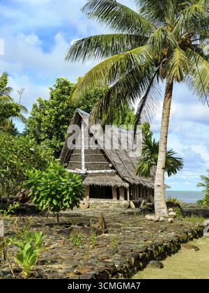 Tradizionale casa storica per gli uomini Tribal Chief Men's House tra palme, sullo sfondo dell'Oceano Pacifico, Yap Island, Yap State, Foto Stock