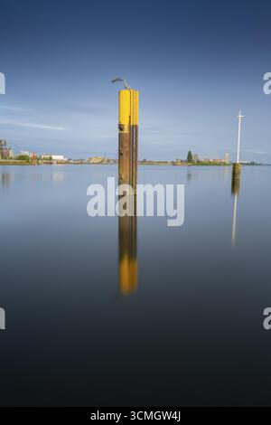 Veduta di un delfino d'acciaio in piedi nel Weser, Long Exposure, Brema, Germania Foto Stock