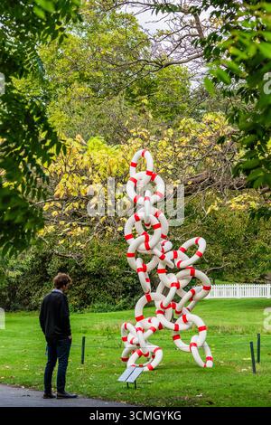 Londra, Regno Unito. 16 settembre 2025. Elmgreen e Dragset, Life Rings, fig. 3, 2023, presentato da Pace Gallery - Frieze Sculpture, una delle più grandi mostre all'aperto di Londra, tra cui opere di artisti internazionali nel Regent's Park. A cura di Fatoş Üstek, il tema è "in the Shadows" e va dal 17 settembre al 2 novembre 2025. Crediti: Guy Bell/Alamy Live News Foto Stock