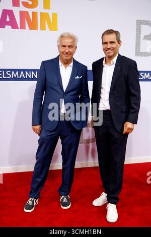 Bertelsmann, Party in der Bertelsmann Repräsentanz, Berlin, 11.09.2025 Klaus Wowereit unf Begleitung bei der Ankunft zur Bertelsmann Sommer Party 2025 in der Bertelsmann Repräsentanz a Berlino AM 11.9,2025. Berlin Bertelsmann Repräsentanz *** Bertelsmann, partito presso l'Ufficio di rappresentanza Bertelsmann, Berlino, 11 09 2025 Klaus Wowereit e compagnia che arriva al Bertelsmann Summer Party 2025 presso l'Ufficio di rappresentanza Bertelsmann a Berlino l'11 9 2025 Berlin Bertelsmann Rappresentante Office Copyright: XAnitaxBuggex Foto Stock