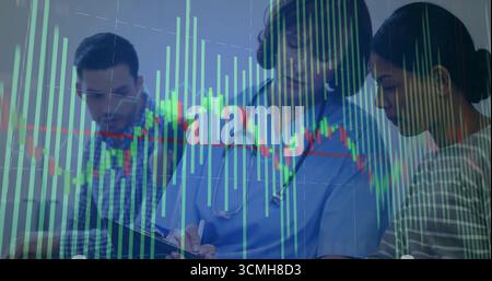 Medico di scrittura che indossa scrub e tiene gli appunti e la penna nella stanza clinica con lo stetoscopio Foto Stock