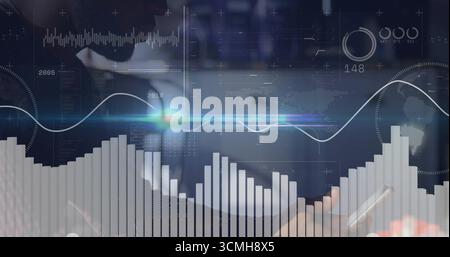 Abito professionale e auricolare per la scansione di smartphone in ufficio, con sovrapposizione olografica dei dati Foto Stock