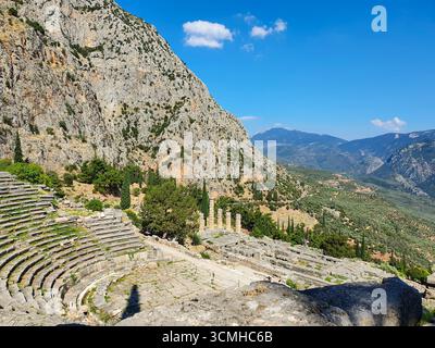 Una vista panoramica dell'antico teatro e del Tempio di Apollo presso il sito archeologico di Delfi, un sito patrimonio dell'umanità dell'UNESCO in Grecia Foto Stock