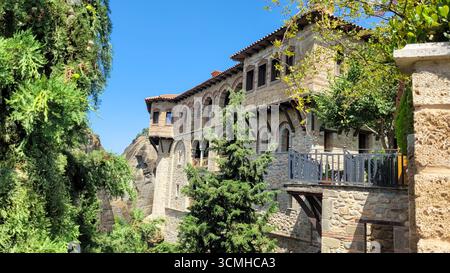 Lo storico Monastero Santo, arroccato in cima a una spettacolare colonna rocciosa nel sito patrimonio dell'umanità dell'UNESCO di Meteora, in Grecia Foto Stock