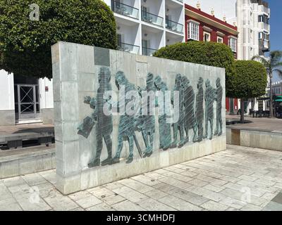 Monumento alla Costituzione del 1812 nel centro di San Fernando, in Spagna, che mostra la statua in bronzo del vice giuramento sul Puente de la Constitucion, fiume Foto Stock