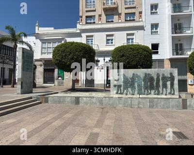 Monumento alla Costituzione del 1812 nel centro di San Fernando, in Spagna, che mostra la statua in bronzo del vice giuramento sul Puente de la Constitucion, fiume Foto Stock