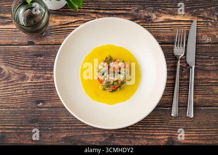 Ceviche fresche con olio d'oliva agli agrumi e decorazioni colorate Foto Stock