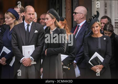 Londra, Regno Unito. 16 settembre 2025. Principe Guglielmo, Principessa Caterina, Sophy Duchessa di Edimburgo. Re Carlo III, il Principe e la Principessa di Galles il Principe Guglielmo e la Principessa Caterina, Anna la Principessa reale, il Principe Andrea il Duca e la Duchessa di York, il Principe Michele di Kent e altri membri anziani della famiglia reale pagano tutti i loro ultimi omaggi, mentre la bara viene portata al focolare. Partiranno quindi dalla cattedrale di Westminster dopo la messa a requiem, un servizio funebre cattolico tenuto per la duchessa di Kent, che morì il 4 settembre. Crediti: Imageplotter/Alamy Live News Foto Stock