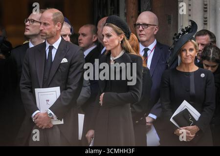 Londra, Regno Unito. 16 settembre 2025. Principe Guglielmo, Principessa Caterina, Sophy Duchessa di Edimburgo. Re Carlo III, il Principe e la Principessa di Galles il Principe Guglielmo e la Principessa Caterina, Anna la Principessa reale, il Principe Andrea il Duca e la Duchessa di York, il Principe Michele di Kent e altri membri anziani della famiglia reale pagano tutti i loro ultimi omaggi, mentre la bara viene portata al focolare. Partiranno quindi dalla cattedrale di Westminster dopo la messa a requiem, un servizio funebre cattolico tenuto per la duchessa di Kent, che morì il 4 settembre. Crediti: Imageplotter/Alamy Live News Foto Stock