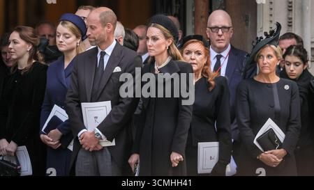 Londra, Regno Unito, 16 settembre 2025. Principe Guglielmo, principessa Caterina, Sarah duchessa di York, Sofia duchessa di Edimburgo. Re Carlo III, il Principe e la Principessa di Galles il Principe Guglielmo e la Principessa Caterina, Anna la Principessa reale, il Principe Andrea il Duca e la Duchessa di York, il Principe Michele di Kent e altri membri anziani della famiglia reale pagano tutti i loro ultimi omaggi, mentre la bara viene portata al focolare. Partiranno quindi dalla cattedrale di Westminster dopo la messa a requiem, un servizio funebre cattolico tenuto per la duchessa di Kent, che morì il 4 settembre. Foto Stock