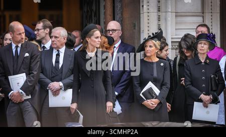 Londra, Regno Unito, 16 settembre 2025. Il Principe Guglielmo, il Principe Andrea, la Principessa Caterina, Sofia Duchessa di Edimburgo, la Principessa Anna, il Re Carlo III, il Principe e la Principessa di Galles il Principe Guglielmo e la Principessa Caterina, Anna la Principessa reale, il Principe Andrea il Duca e la Duchessa di York, il Principe Michele di Kent e altri membri anziani della famiglia reale pagano tutti i loro ultimi omaggi, poiché la bara viene portata nel focolare. Partiranno quindi dalla cattedrale di Westminster dopo la messa a requiem, un servizio funebre cattolico tenuto per la duchessa di Kent, che morì il 4 settembre. Foto Stock