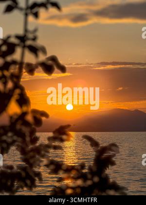 Tramonto sulle montagne del Lago di Garda Foto Stock