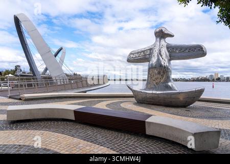 Elizabeth Quay Bridge e la scultura First Contact dell'artista Laurel Nannup vista a Elizabeth Quay a Perth, Austrakia Foto Stock