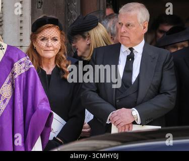 Londra, Regno Unito. 16 settembre 2025. Sarah Ferguson, ex duchessa di York, e Andrew Mountbatten Windsor, ex principe Andrea. Membri della famiglia reale nella cattedrale di Westminster dopo la messa a requiem, un servizio funebre cattolico tenuto per la duchessa di Kent, che morì il 4 settembre. Crediti: Imageplotter/Alamy Live News Foto Stock