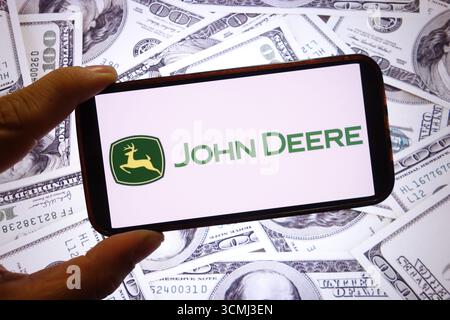 In questa immagine, il logo John Deere Company viene visualizzato sullo schermo di uno smartphone. Foto Stock
