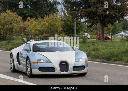 Dorlisheim, Francia - Vista su una Bugatti Veyron 16,4 blu e bianca che guida su una strada. Foto Stock