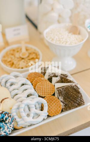 Una varietà di prodotti da forno e dolci esposti su un tavolo per gli ospiti durante una festosa festa. Foto Stock