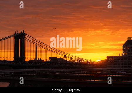Alba sul lato di Brooklyn del ponte di Manhattan a New York. Lo skyline presenta delle linee distintive degli edifici e del ponte Foto Stock