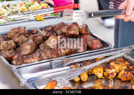 Vassoi di metallo con kebab aromatico arrosto in un caffè Street food , pronti per essere serviti. Foto Stock