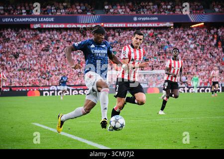 Bilbao, Biscaglia, Spagna - 16 settembre 2025: Noni Madueke dell'Arsenal Footbal Club dribbla la palla di fronte a Dani Vivian del Athletic Club nella partita Athletic Club vs Arsenal Football Club, parte della UEFA Champions League 2025, tenutasi allo Stadio San Mamés. Crediti: Rubén Gil/Alamy Live News. Foto Stock