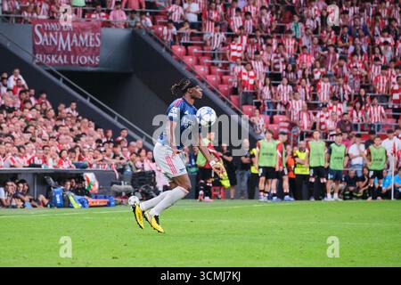 Bilbao, Biscaglia, Spagna - 16 settembre 2025: Noni Madueke dell'Arsenal Football Club controlla la palla nella partita Athletic Club vs Arsenal Football Club, parte della UEFA Champions League 2025, tenutasi allo Stadio San Mamés. Crediti: Rubén Gil/Alamy Live News. Foto Stock