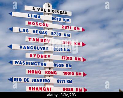 Segnaletica direzionale con frecce che puntano verso città del mondo lontane come Vancouver, Las Vegas, Lima, Sydney, Hong Kong, e Mosca con il segno della distanza Foto Stock