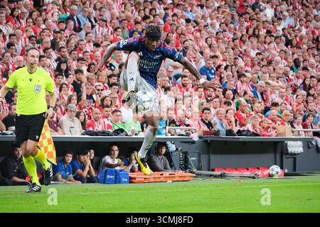 Bilbao, Biscaglia, Spagna - 16 settembre 2025: Noni Madueke dell'Arsenal Football Club controlla la palla nella partita Athletic Club vs Arsenal Football Club, parte della UEFA Champions League 2025, tenutasi allo Stadio San Mamés. Crediti: Rubén Gil/Alamy Live News. Foto Stock