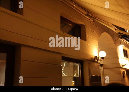 Ingresso moderno illuminato sulla strada urbana di notte a Varsavia, Polonia Foto Stock