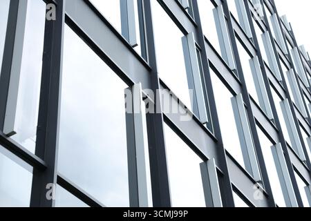 Moderno edificio residenziale contemporaneo con facciata in vetro e metallo a Varsavia, Polonia Foto Stock