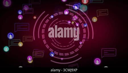 Visualizzazione di anelli concentrici in stile HUD su un'interfaccia scura, con icone utente luminose e bolle di chat Foto Stock