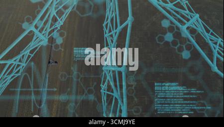 Tecnico di servizio che indossa l'imbracatura di sicurezza che sale sulla torre reticolare in terreni agricoli, con diagnostica AR Foto Stock