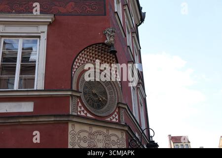 Orologio astronomico decorativo sull'edificio storico di Varsavia, con dettagli visivi di viaggio mirati Foto Stock