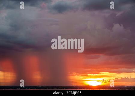 Miami Beach, Florida, oceano Atlantico, litorale della città costiera, linea dell'orizzonte, superficie dell'oceano, scoppio nuvoloso delle celle di tempesta, doccia a pioggia isolata, tuono scuro Foto Stock