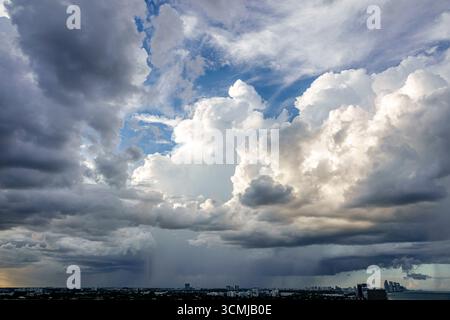 Miami Beach, Florida, costa dell'Oceano Atlantico visibile, spettacolari tubolature cumulonimbus, torreggianti nuvole di tempesta accumulo verticale, doccia a pioggia vista in di Foto Stock