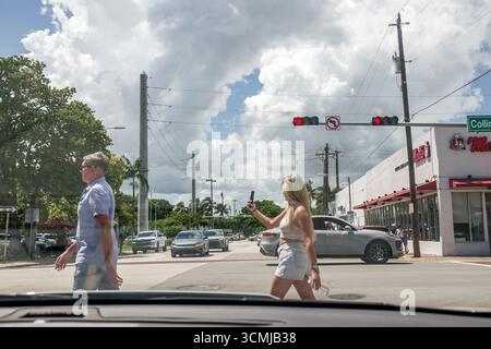 Miami Beach, Florida, vista dal parabrezza dell'auto, incrocio di Collins Avenue Street, semaforo rosso, pedestri adulto uomo maschio Foto Stock