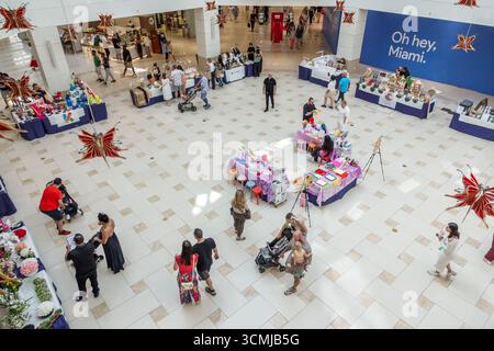 Aventura Mall Miami Florida, negozi interni, bancarelle di venditori del mercato, mostra pop-up, cartello di Miami Oh hey, esperienza di shopping per famiglie Foto Stock