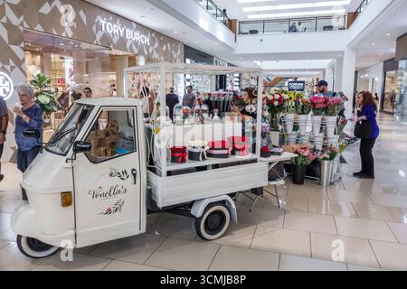 Aventura Mall Miami Florida, negozi interni, negozio Tory Burch, chiosco per camion di fiori Tenella, venditore di composizioni floreali di rose, donna adulta Foto Stock