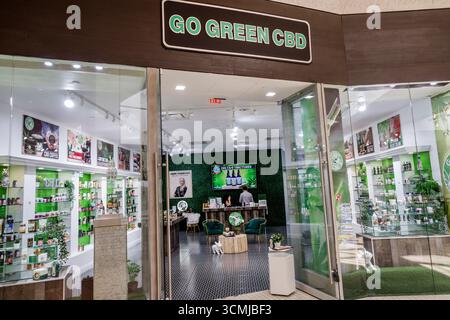 Aventura Mall Miami Florida, negozi interni, negozio Go Green CBD, prodotti di canapa, rimedi naturali per il benessere, prodotti di bellezza per la cura della pelle, suppleme vitaminico Foto Stock